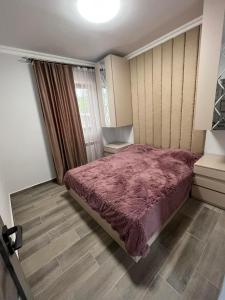 Un dormitorio con una cama grande y una ventana en Luysi Garden, en Garni