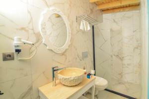 uma casa de banho com um lavatório e um WC em Bedirhan Konak Otel em Alacati