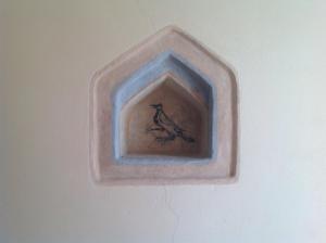 un plato con una foto de un pájaro en una pared en Borgo Archinto, en Robecco sul Naviglio