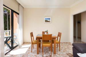 a dining room with a table and chairs at La Negrita en San Andrés cerca de la playa y WIFI in Santa Cruz de Tenerife