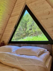 Posto letto in camera con finestra di Sno Woodland a Sno