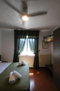 een slaapkamer met een bed met twee handdoeken erop bij R&B Casa Wanda since 1999 in Riva del Garda +41 foto's