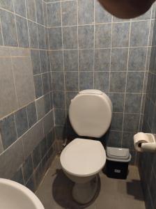 baño con aseo blanco y 2 lavabos en Departamento Zona Centro Ubicado A 1 Cuadra De La Terminal De Ómnibus De Catamarca en San Fernando del Valle de Catamarca