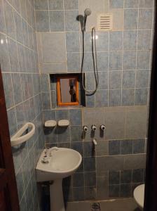 La salle de bains est pourvue d'un lavabo et d'une douche. dans l'établissement Departamento Zona Centro Ubicado A 1 Cuadra De La Terminal De Ómnibus De Catamarca, à San Fernando del Valle de Catamarca