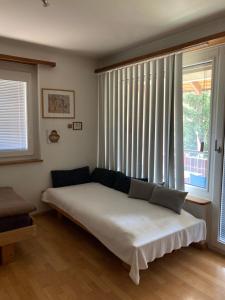 Schlafzimmer mit einem Bett vor einem Fenster in der Unterkunft Konditor B & B in Frenkendorf