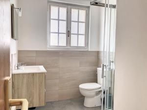 Łazienka w obiekcie Résidence Appartements Niort wifi-parking