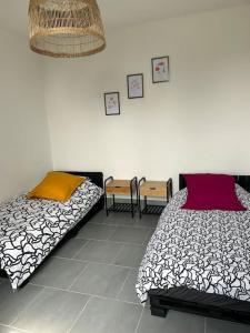 Zimmer mit 2 Betten und 2 Bänken in der Unterkunft T2 maison entre calme & ville in La Riche