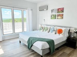 - une chambre blanche avec un lit et une grande fenêtre dans l'établissement Spacious 6 Bdrm w/ Private Indoor Pool + VIEWS, à Narrowsburg
