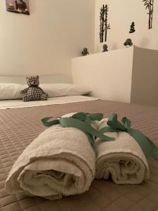 sypialnia z 2 łóżkami i ręcznikami w obiekcie Terrazza Orsini w mieście Silvi Paese