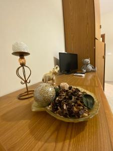 talerz żywności na stole z lampą w obiekcie Terrazza Orsini w mieście Silvi Paese