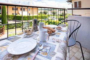 un tavolo con piatti di cibo su un balcone di APARTMENTS BLITZ - Regarda Travel a Lazise