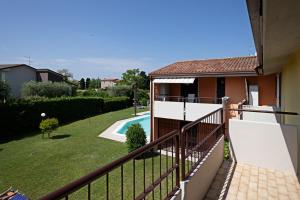 un balcone di una casa con piscina di APARTMENTS BLITZ - Regarda Travel a Lazise