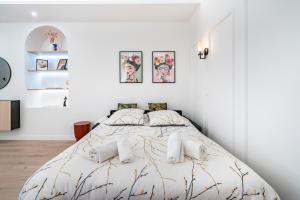 - une chambre avec un grand lit aux murs blancs dans l'établissement Villa Hélianthe, 2mn à pied Monaco, Luxe - AS, à Beausoleil