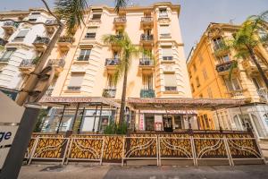 a building with palm trees in front of it at 2mn Monaco - Luxueux appartement rénové - AS in Beausoleil