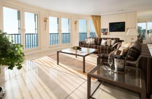 a living room with a couch and a table at Hotel Gran BelVeder in Scharbeutz