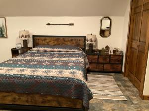 1 dormitorio con cama, tocador y espejo en MOJO'S LOFT 
