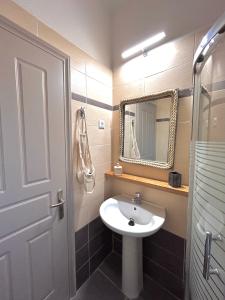 uma casa de banho com um lavatório e um espelho em Aventora Apartments em Lygia