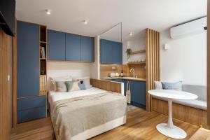 Dormitorio pequeño con cama y mesa en Oak Studio, en Setúbal