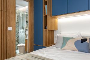 1 dormitorio con 1 cama con pared azul en Oak Studio, en Setúbal