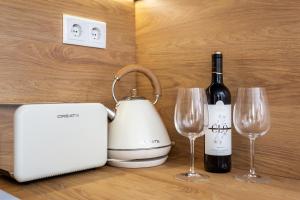 a counter with a toaster and two wine glasses at Oak Studio in Setúbal