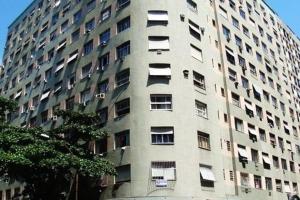 un gran edificio de apartamentos con muchas ventanas. en Loft no Posto Seis, Copacabana, en Río de Janeiro