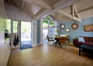 a kitchen and dining room with a table and chairs at Zandrijk in Egmond aan den Hoef