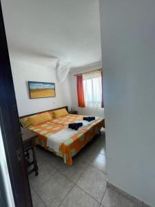 Habitación pequeña con cama y ventana en Aguas Verdes, en Valle de Santa Inés