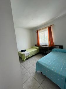 Habitación con 2 camas y mesa. en Aguas Verdes, en Valle de Santa Inés
