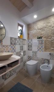 a bathroom with a sink and a toilet at A Staccia in Ragusa