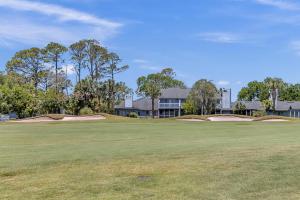 einen Golfplatz mit zwei Putts auf einem Grün in der Unterkunft Belle Vue in Ponte Vedra Beach