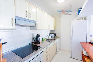 Kuchnia lub aneks kuchenny w obiekcie Vivienda Vacacional Las Coronas 48