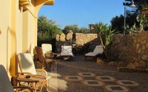 A seating area at Le Anfore Hotel - Lampedusa