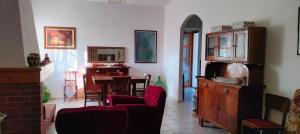 salon ze stołem i krzesłami oraz kuchnię w obiekcie Il Villino della Nonna w mieście Arbus