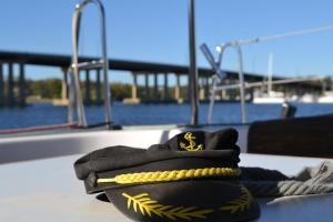 un sombrero y guantes sentados en la parte superior de un barco en The Westin Annapolis en Annapolis