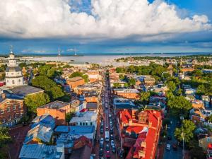 una vista aérea de una ciudad con coches en The Westin Annapolis, en Annapolis