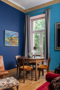 uma sala de jantar com uma mesa e uma janela em Les Couleurs na Cracóvia