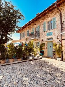 a brick building with a blue door and some plants at Appartamento Cico in Andezeno