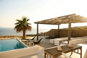 Villa con piscina e patio di Villa Alitis by Mykonos Rocks a Mykonos Città