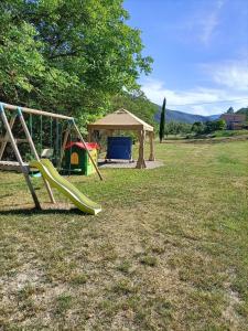 un parque infantil con tobogán y cenador en GITE DES ANGES, en Barret-sur-Meouge