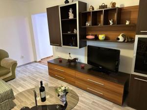 sala de estar con TV de pantalla plana y mesa en Mara en Făgăraş