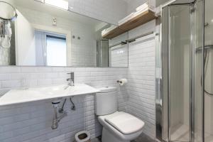 e bagno con servizi igienici, lavandino e doccia. di Victorooms a Bilbao