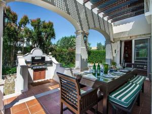 Ресторант или друго място за хранене в Exquisite Quinta da Lago Villa - Villa Majestic Heights - 4 Bedrooms - Private Pool and Large Private Garden - Quinta Verde