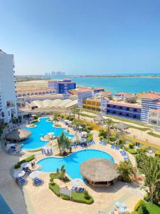 uma vista aérea de um resort com uma piscina em شاليه في بورتو مارينا الساحل الشمالي العلمين 22 em El Alamein