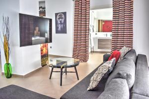 un soggiorno con divano e tavolo di Home Apartments Jerez a Jerez de la Frontera
