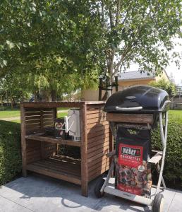 un carrello barbecue con griglia in cortile di Vacation Home Mechelhof a Leffinge