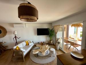 uma sala de estar com um sofá e uma mesa em Le rayon vert em Six-Fours-les-Plages