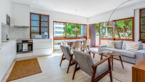 a kitchen and living room with a table and chairs at Casa Meri in Alvor