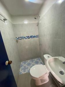 uma pequena casa de banho com WC e lavatório em Apartamento en Getsemaní em Cartagena das Índias