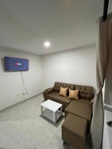 uma sala de estar com um sofá e uma televisão em Apartamento en Getsemaní em Cartagena das Índias