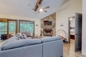 Χώρος καθιστικού στο Creekside Getaway